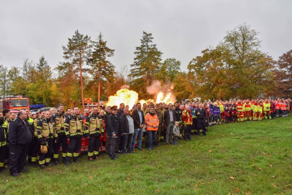 Die Teilnehmer der Übung versammelten sich vor Beginn zum Gruppenbild mit Landrat Christoph Schauder und dem „Hausherrn“ auf dem Übungsgelände, Vertriebs-Geschäftsführer Alexandros Mikros von der Würth Industrie Service. Foto: Landratsamt Main-Tauber-Kreis